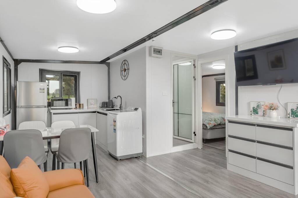 2 Bedrooms Cabin 5 Min To Pukekohe Town Centre المظهر الخارجي الصورة